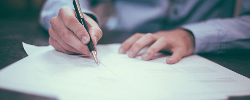 LA CRISE SANITAIRE CONSTITUE-T-ELLE UN ÉVÈNEMENT DE FORCE MAJEURE EN MATIÈRE CONTRACTUELLE ?